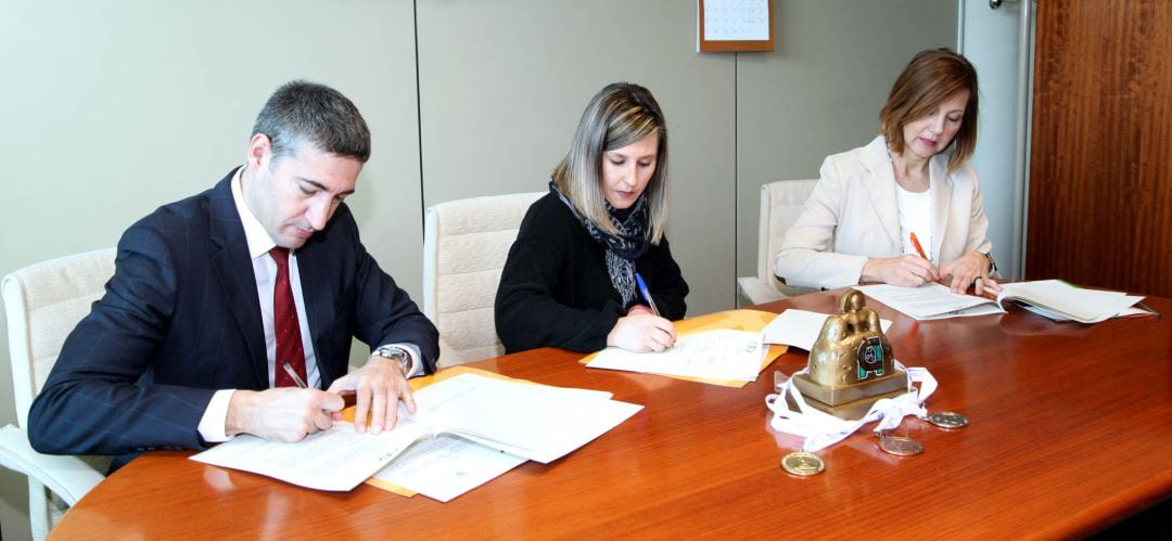 El gerente de Valoriza Medioambiente, Rafael Bueno, la concejal de Deportes, María Espín, y la directora de FUNDAL, Mayte Pinto