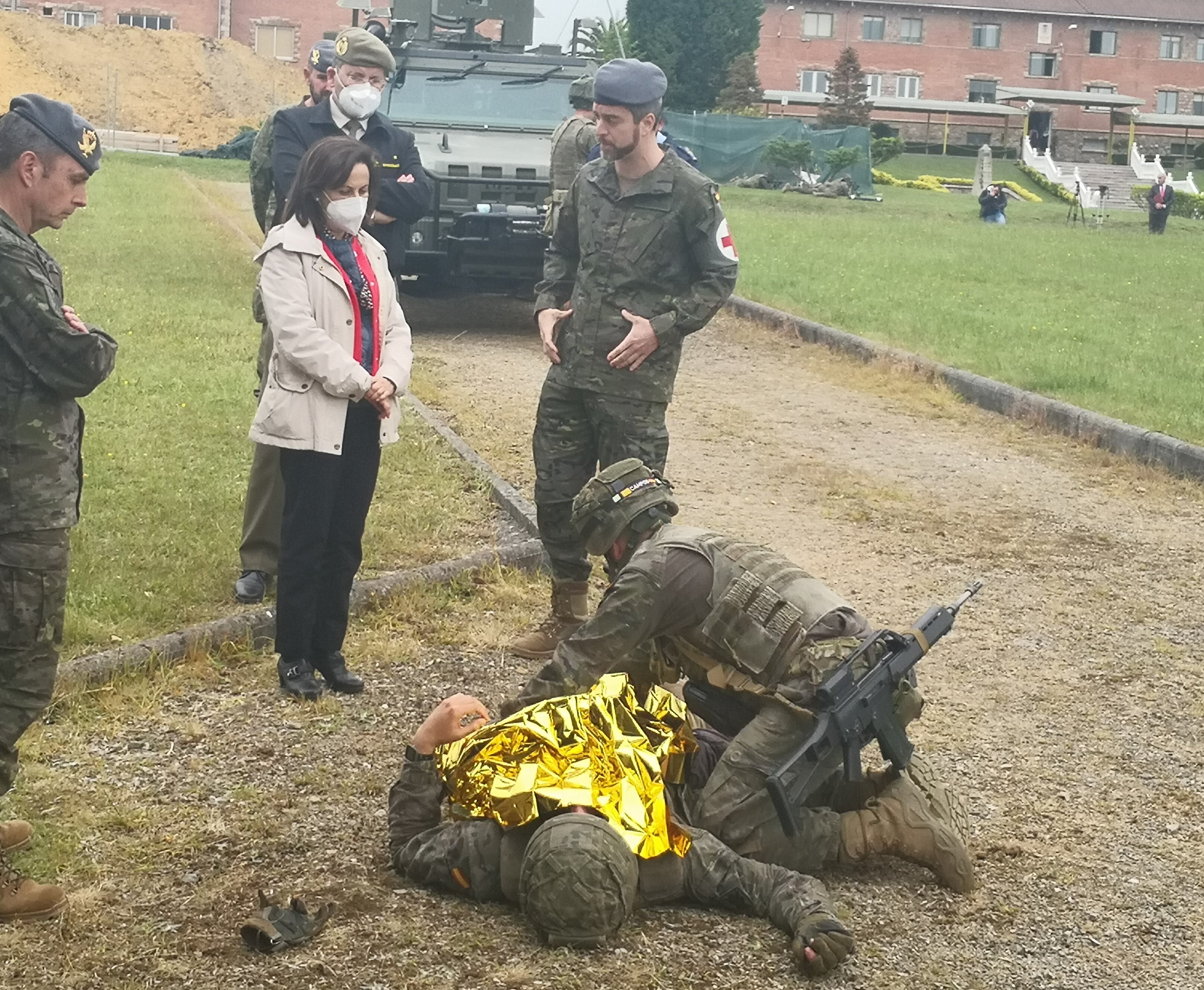 La ministra de Defensa, Margarita Robles, asiste en el Acuartelamiento Cabo Noval a una demostración del &quot;Tratamiento de heridos en combate&quot;.