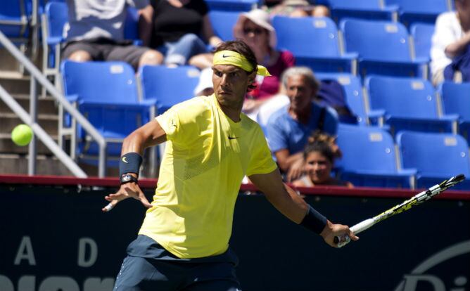 Nadal golpea a la bola ante Levine en Montreal