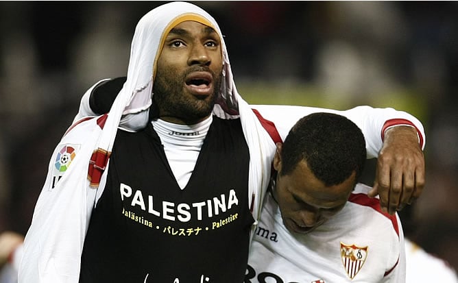 Kanouté celebra con Luis Fabiano su gol ante el Deportivo de la Coruña