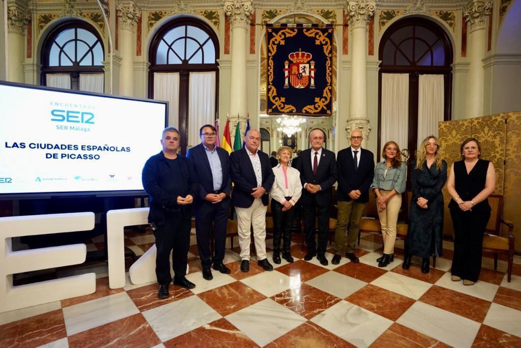 Foto de familia de los participantes en el Encuentro SER en el Ayuntamiento de Málaga