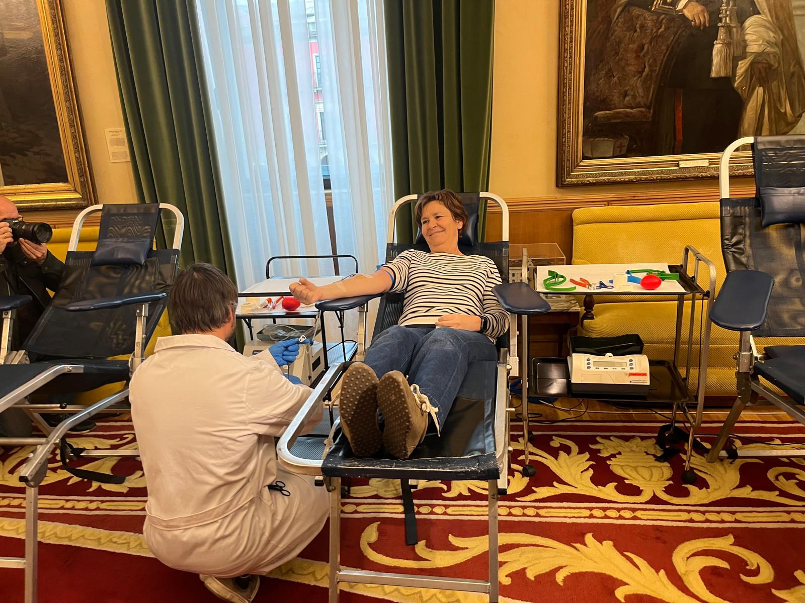 La alcaldesa de Gijón Carmen Moriyón donando sangre en el Salón de Recepciones.
