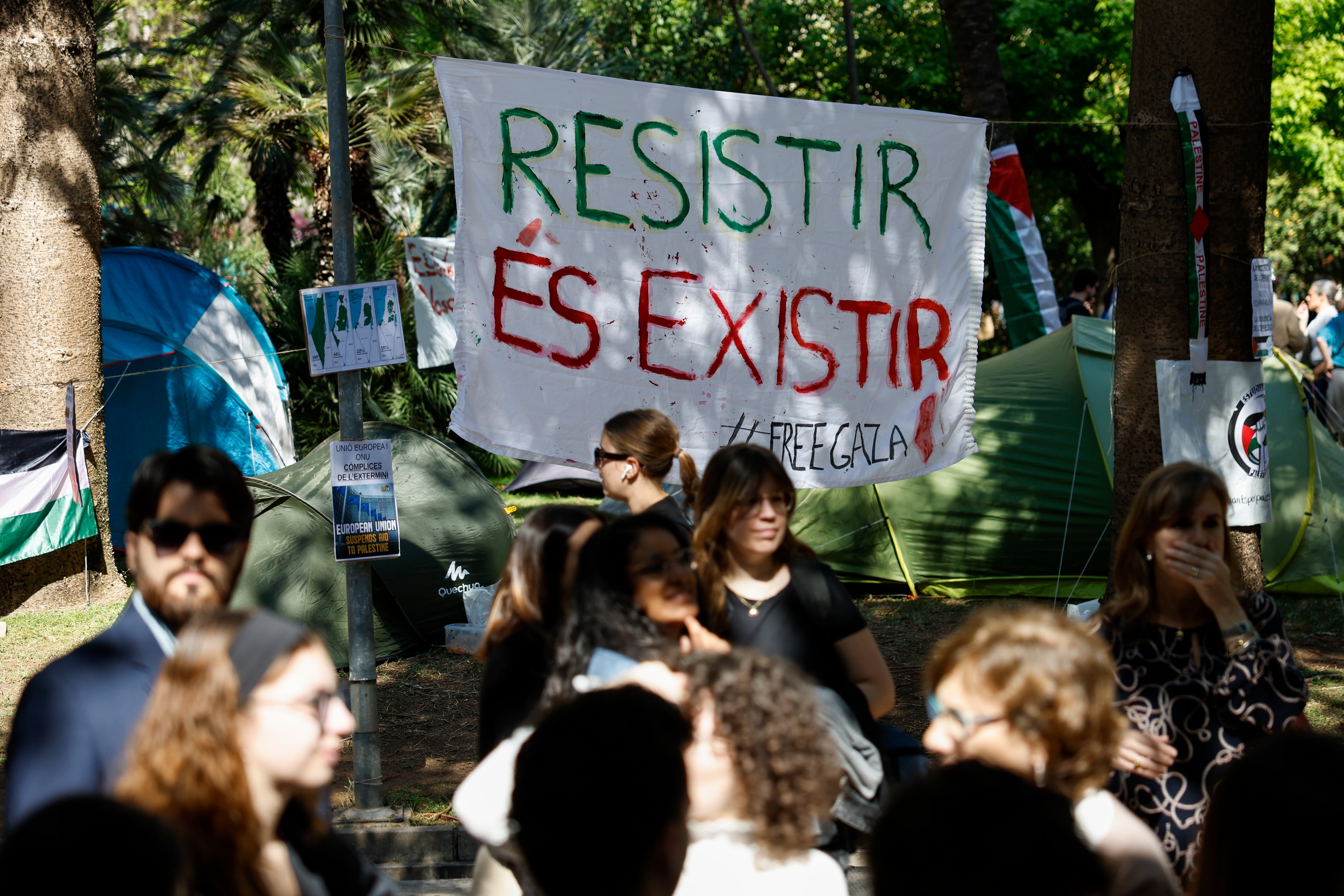 GRAFCVA282. VALENCIA, 30/04/2024.- Vista general de la acampada universitaria por el pueblo palestino que se está llevando a cabo en la Facultad de Filosofía de la Universitat de València. EFE/Biel Aliño
