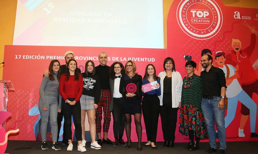 Foto de familia de los premiados en la XVII Gala de los Premios Provinciales de la Juventud