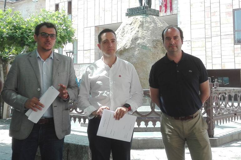 Tomás del Bién, alcalde de Toro, Luciano Huerga, alcalde de Benavente, y Miguel Ángel Piorno, alcalde de Morales del Vino, en la Plaza de Viriato de la capital