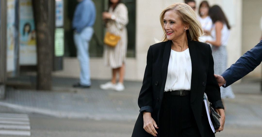 La expresidenta de la Comunidad de Madrid Cristina Cifuentes a su llegada esta tarde a la Audiencia Nacional, donde declarará ante el juez del caso Púnica por su presunta participación en la financiación irregular del PP de Madrid, en su caso mediante la adjudicación de contratos amañados de la cafetería de la Asamblea de Madrid