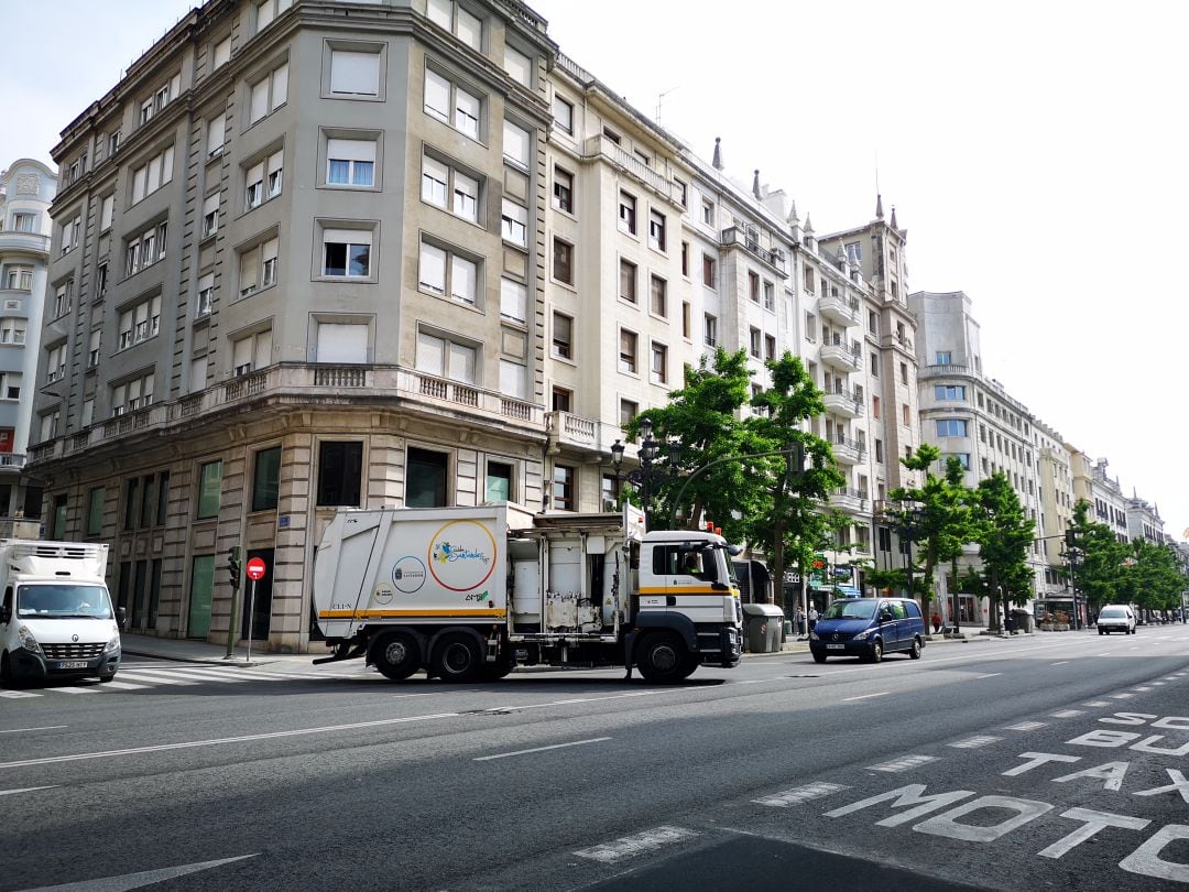 Un camión de recogida de basura circulando por Santander.