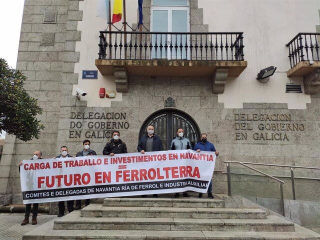 Concentración de los delegados sindicales este miércoles coincidiendo con la reunión (foto: Europa Press)