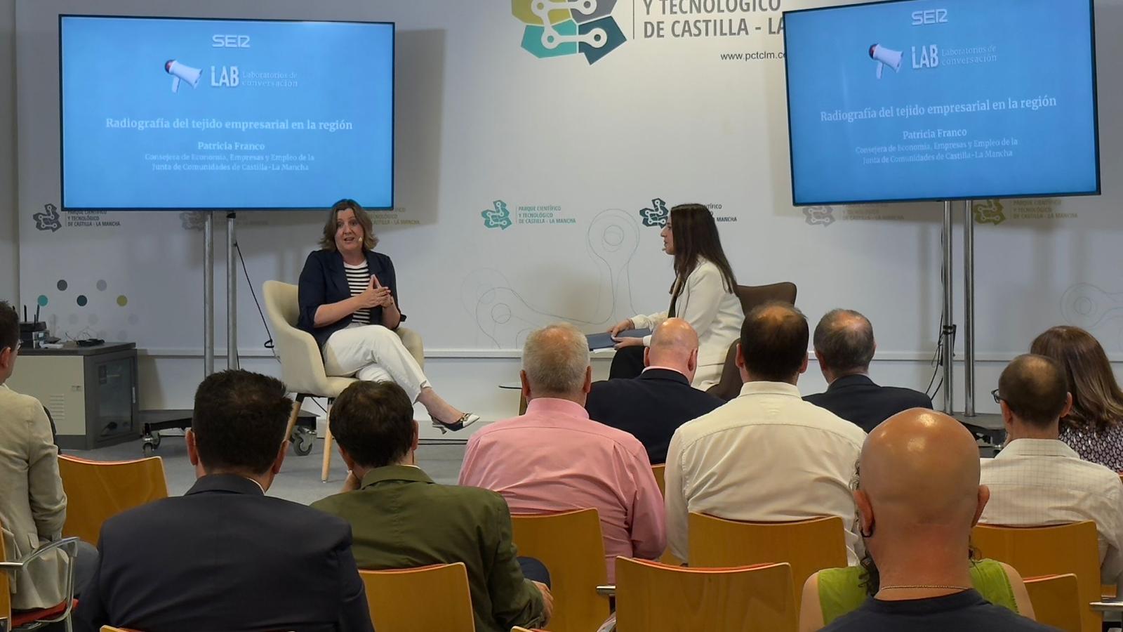 Patricia Franco, consejera de Economía, Empresas y Empleo de CLM, y Gema Molina, directora de Contenidos de SER CLM.