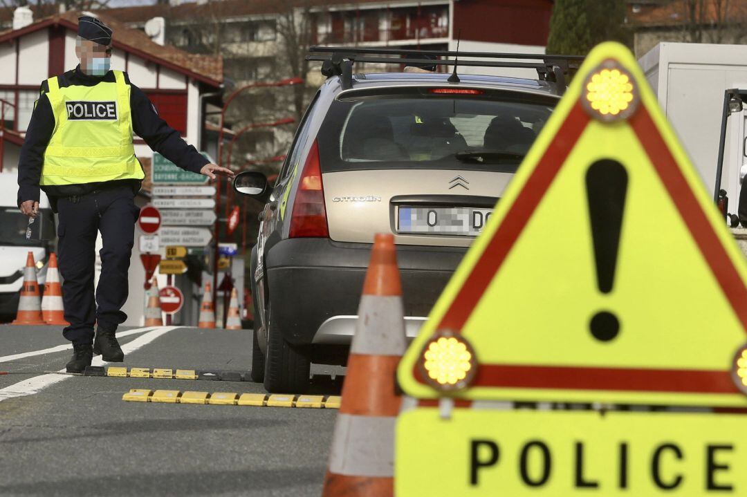 Un gendarme realiza un control de movilidad 