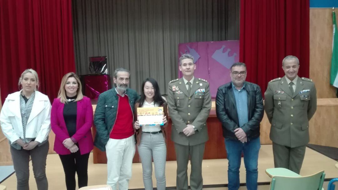 Silvia, en el centro, muestra el diploma acreditativo, acompañada de mandos militares, miembros de la dirección del centro y de su padre