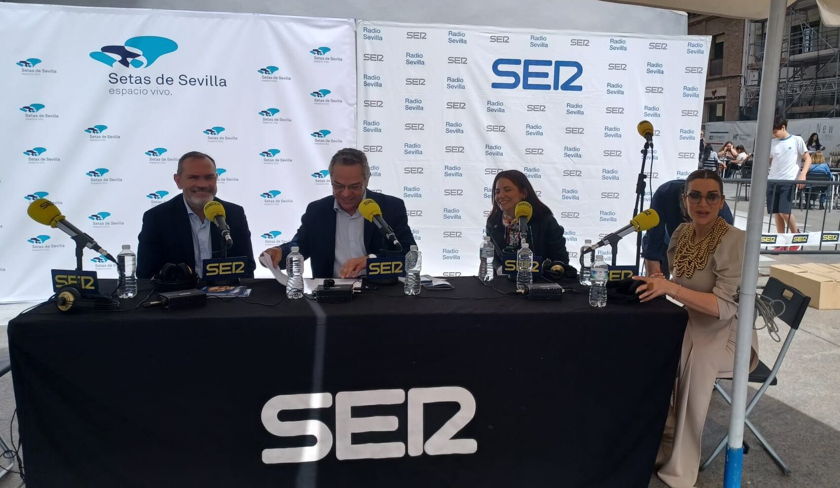 Invitados en la entrega del Programa de Mano Cruz de Guía con Antonio Gutierrez, Jefe de Ventas de Lexus Sevilla, Bella Belmonte y Erika Leiva