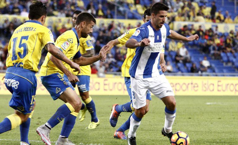 Gabriel se escapa de la defensa de la UD Las Palmas