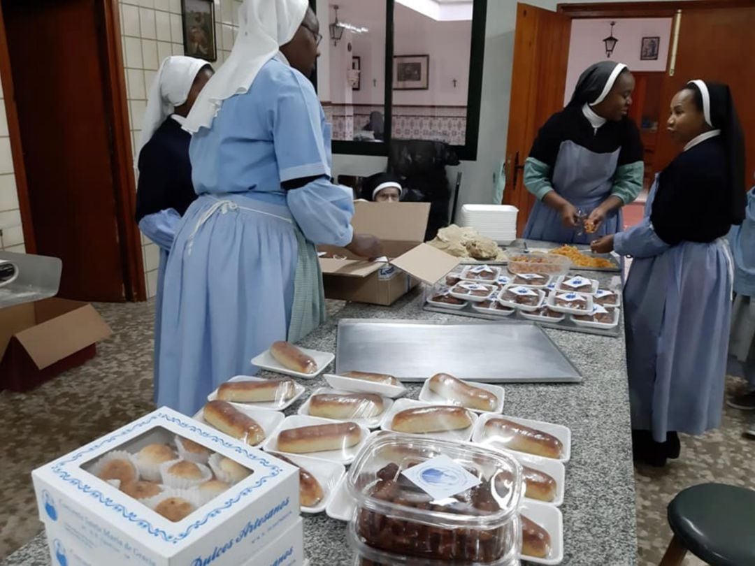 Varias monjitas de Gracia, trabajando en el obrador del convento