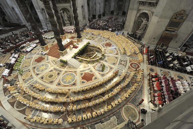 Vista panorámica de la Basílica de San Pedro durante una misa.