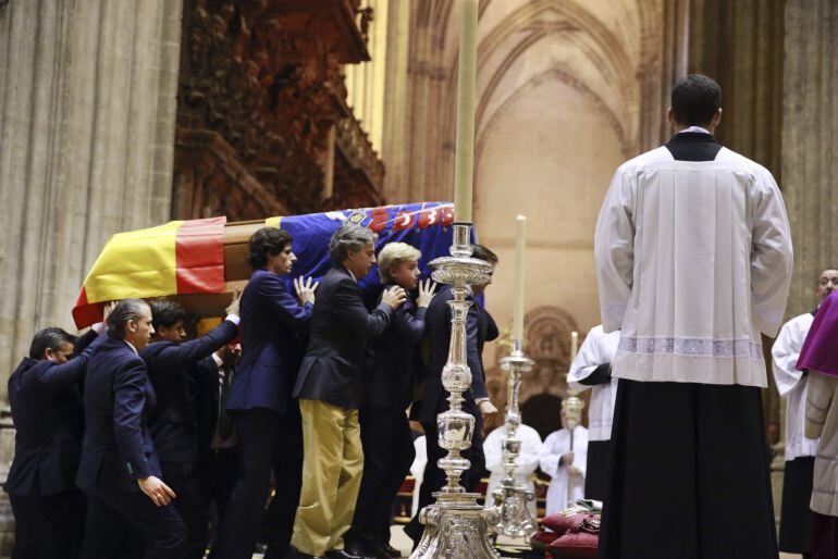 El féretro con los restos mortales de la duquesa de Alba portado por sus nietos a su llegada al altar de la catedral de Sevilla para el funeral