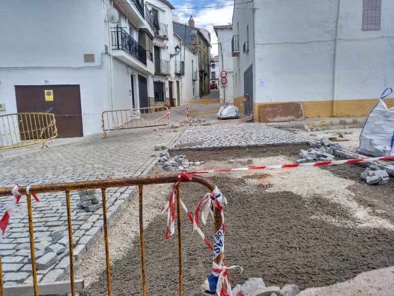 Obras con adoquinado en la calle de acceso al recinto amurallado de Iznatoraf