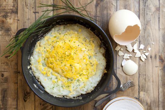 Huevos de avestruz a la losa con cebollinos.