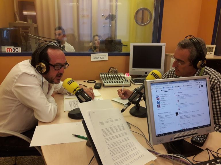 Juan Aguilera (i) y Manuel García Montero atienden dudas de los oyentes y usuarios del SAS en los estudios de Radio Granada. 