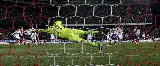 Keylor Navas no puede detener el penalti lanzado por Raúl García.