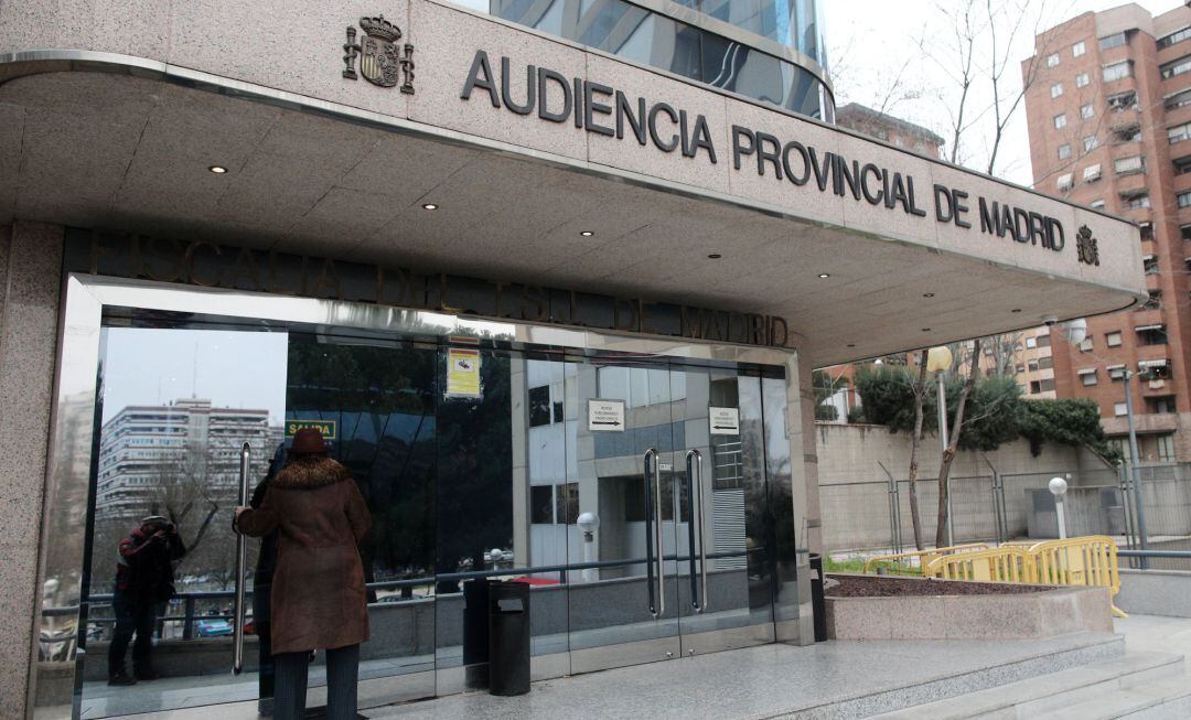 Una mujer entra en el edificio de la Audiencia Provincial de Madird, a 14 de febrero de 2020.