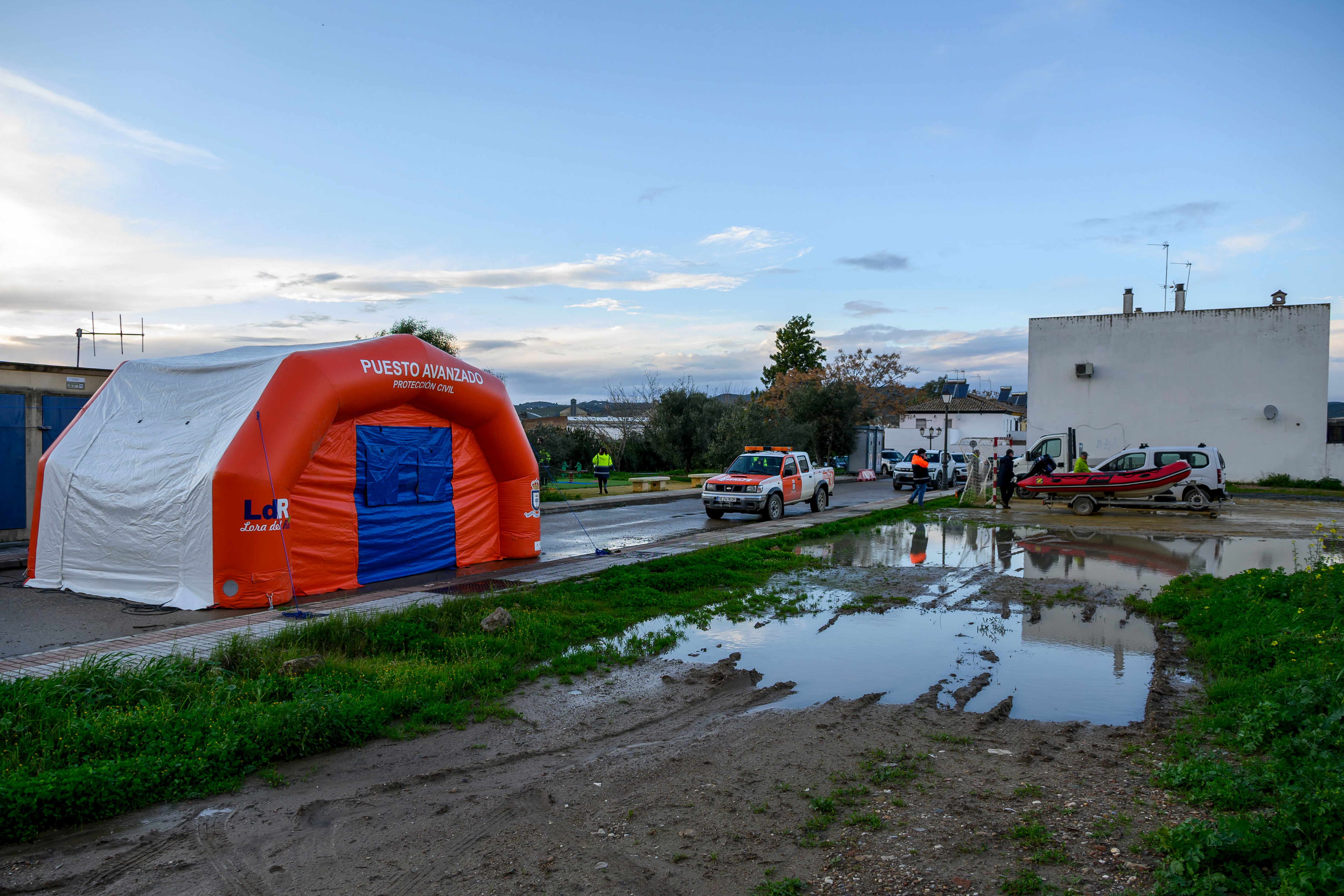 LORA DEL RÍO (SEVILLA), 06/02/2026.- El Ayuntamiento de Lora del Río prevé desalojar la próxima noche la barriada de El Calerín, la zona más próxima al cauce del Guadalquivir a su paso por el pueblo, debido a que la crecida del río es constante y ya se acerca a los límites de peligrosidad. EFE/Raúl Caro