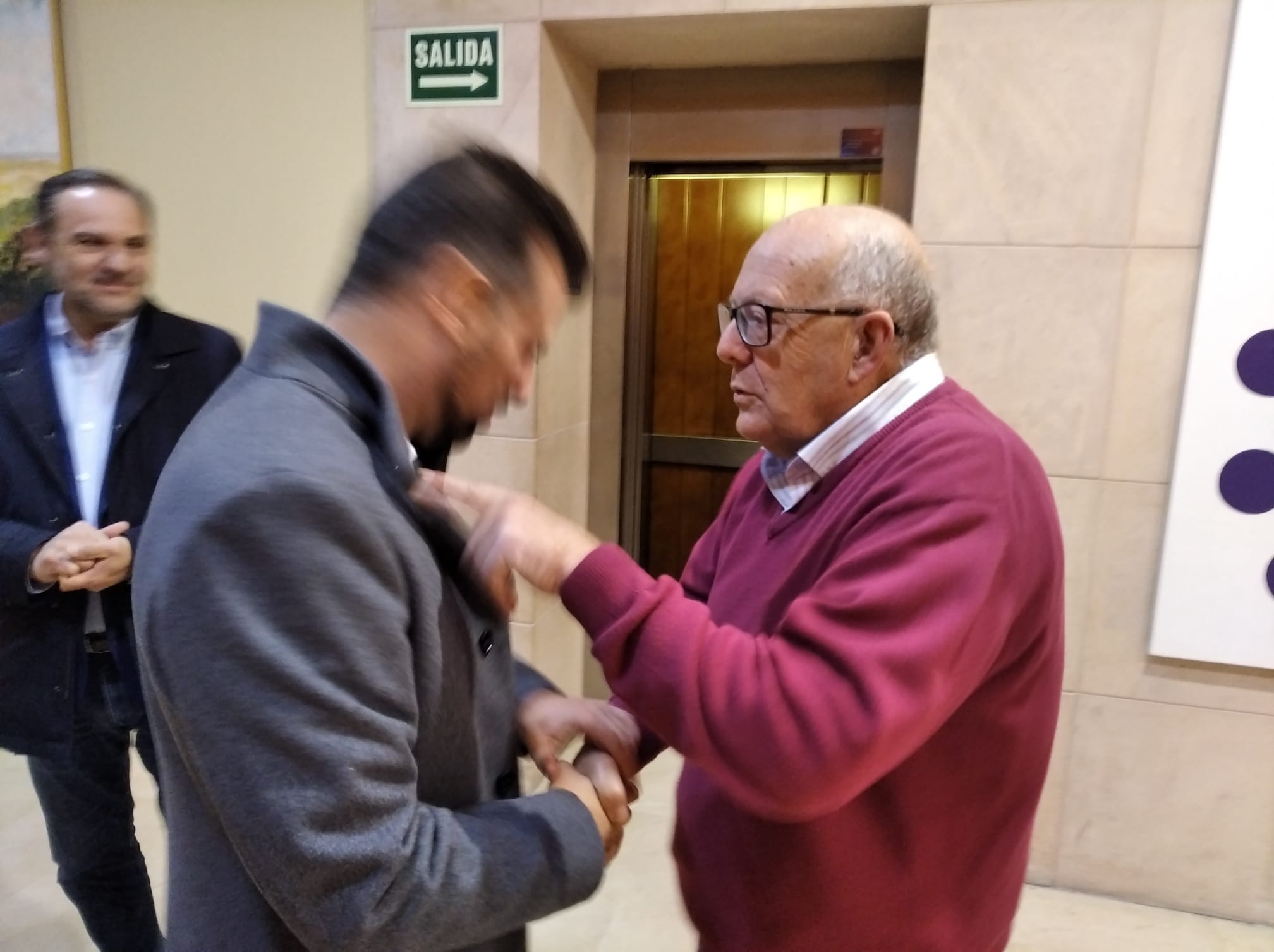 José María Rojas saludando a Luis Tudanca el pasado sábado en el acto de homenaje a comprometidos con la Memoria Histórica, en presencia del ex ministro Ábalos (izq)