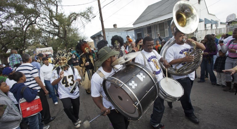 Una brass band recorre las calles de Nueva Orleans durante un desfile