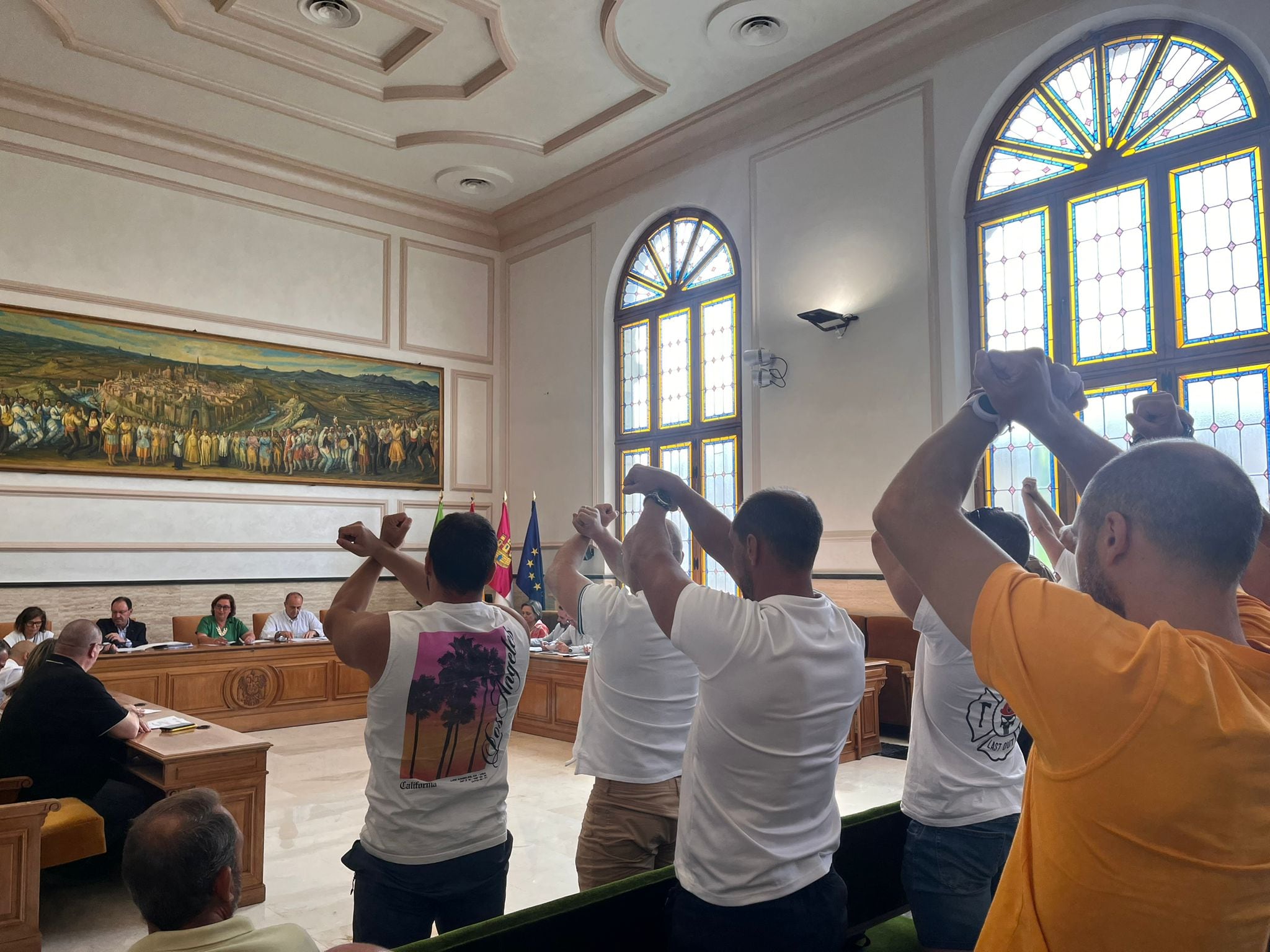Imagen de archivo de una protesta simbólica de los bomberos durante un pleno de la Diputación de Toledo 