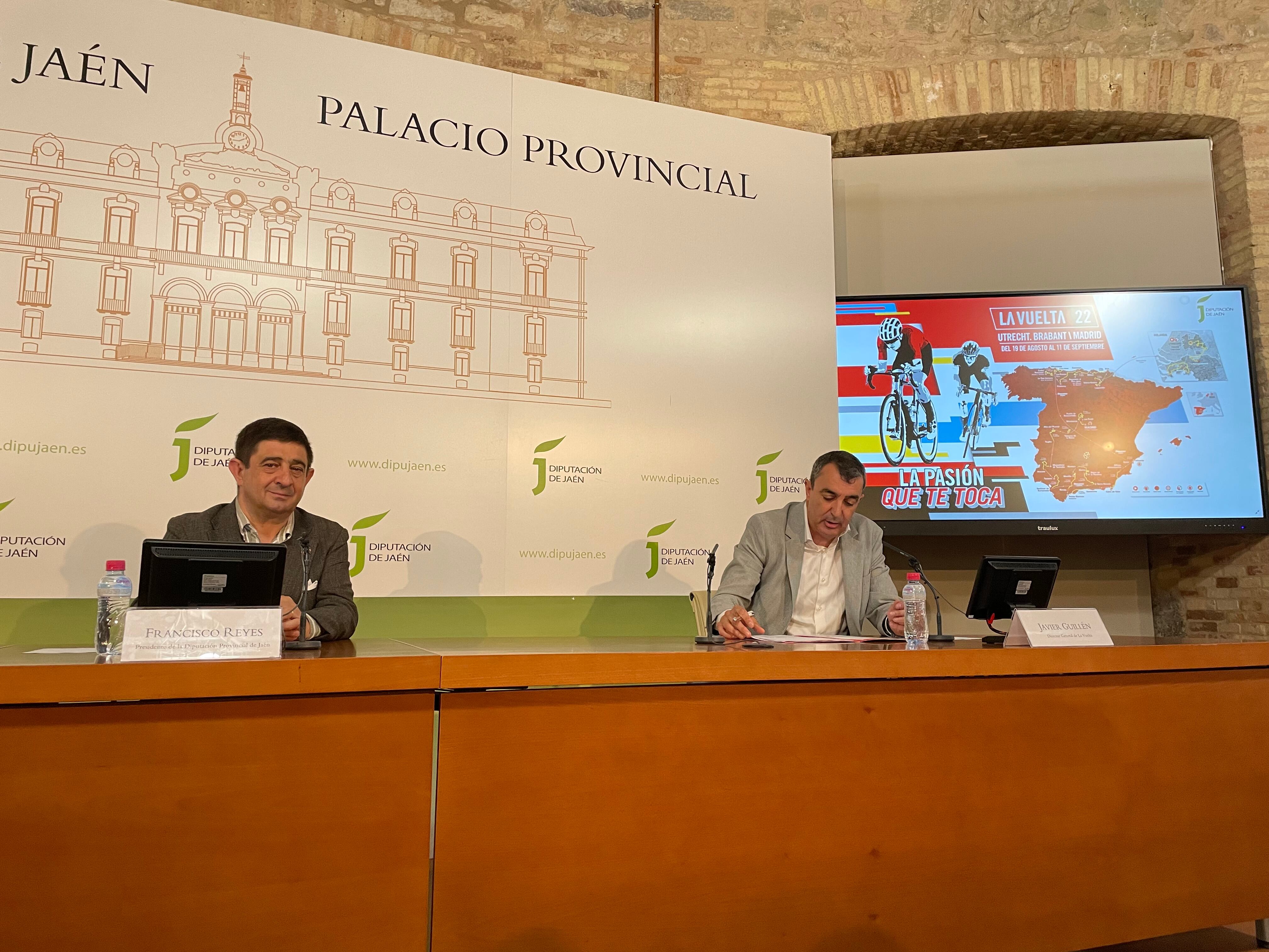 Momento de la presentación de la ronda española a cargo de Francisco Reyes, Presidente de la Diputación y Javier Guillén, director general de la Vuelta