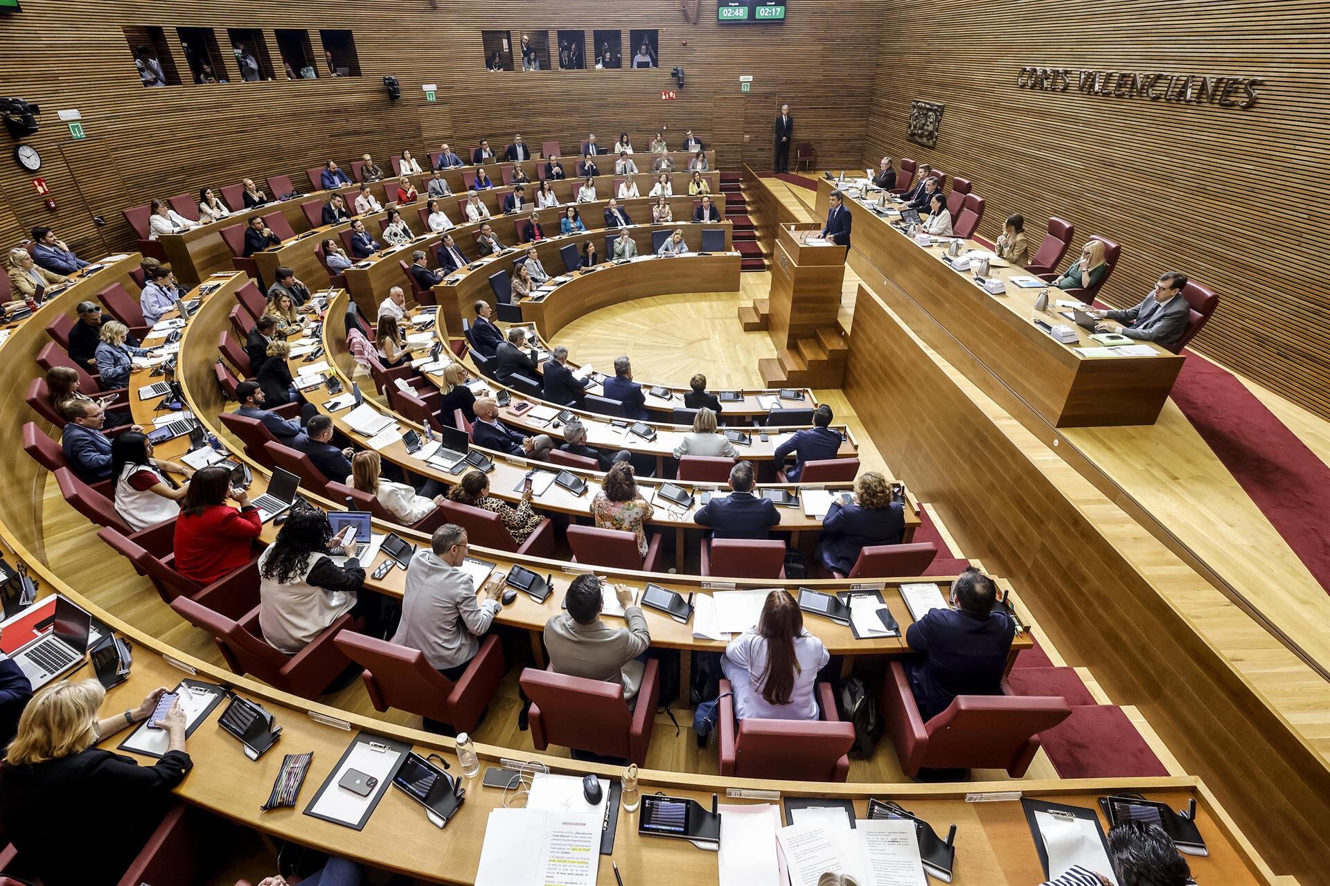 Diputados durante una sesión de control en Les Corts Valencianes