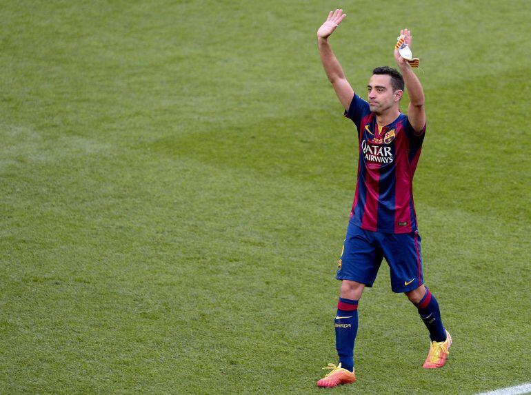 Xavi Hernández abandona el terreno de juego por úlltima vez el Camp Nou