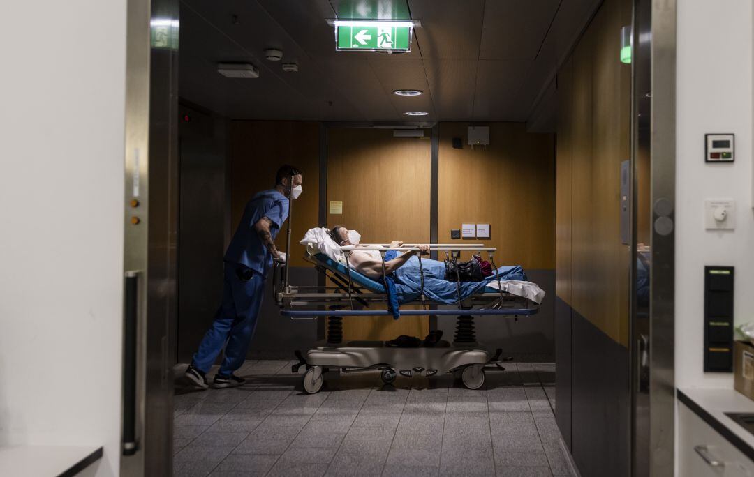 Un enfermero lleva a un paciente COVID en un hospital.