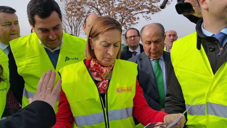 La ministra de Fomento, Ana Pastor, visitando las obras del AVE a su paso por Granada