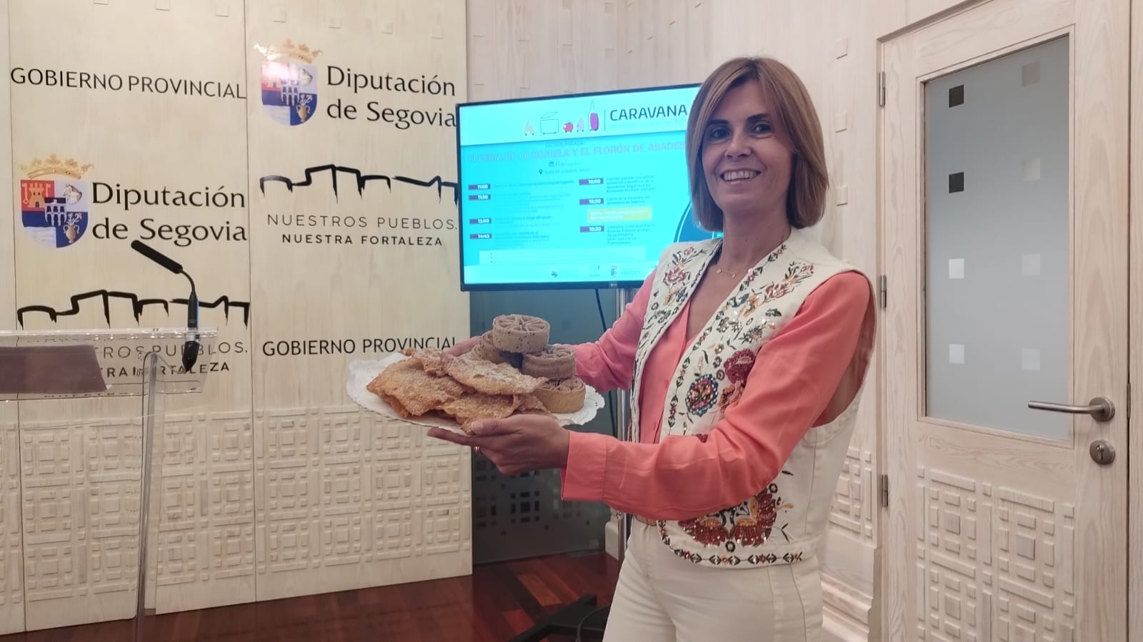 La diputada de Promoción Provincial y Desarrollo Rural Sostenible, Magdalena Rodríguez, muestra las hojuelas y florones tradicionales de Abades