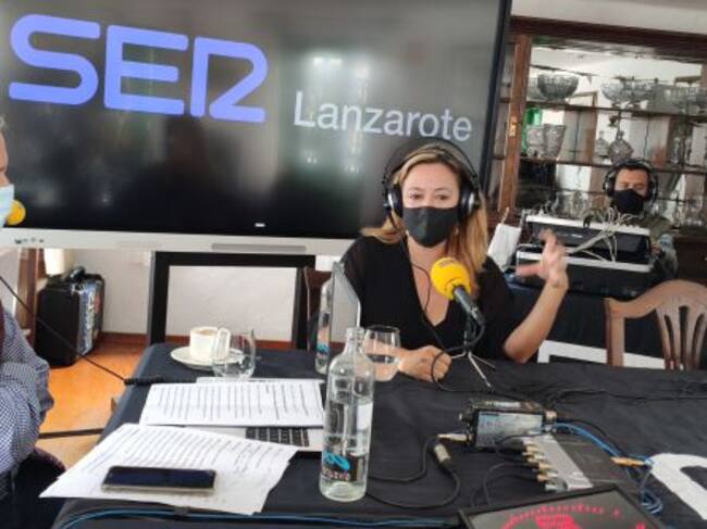 La presidenta del Cabildo de Lanzarote, María Dolores Corujo, en el set habilitado en el Monumento del Campesino.