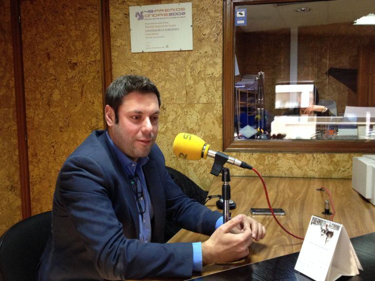 Iván Alonso durante una entrevista en Radio Bierzo