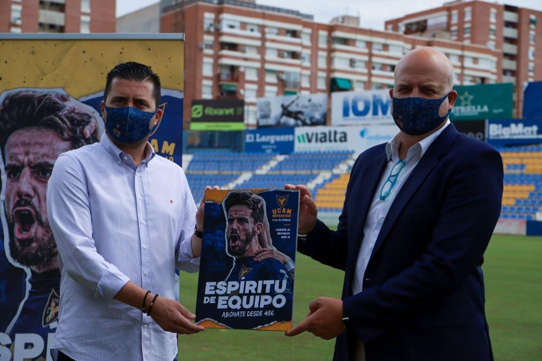 Pedro Reverte (izquierda) y Pablo Rosique (derecha) sobre el césped de La Condomina presentando la campaña de abonos