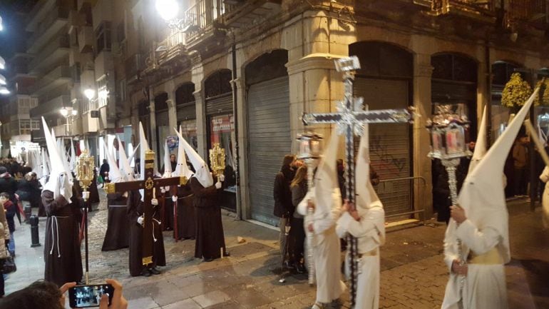 Cruce de las hermandades de Cautivo y Despojado en Mesones, en el Domingo de Ramos de Granada