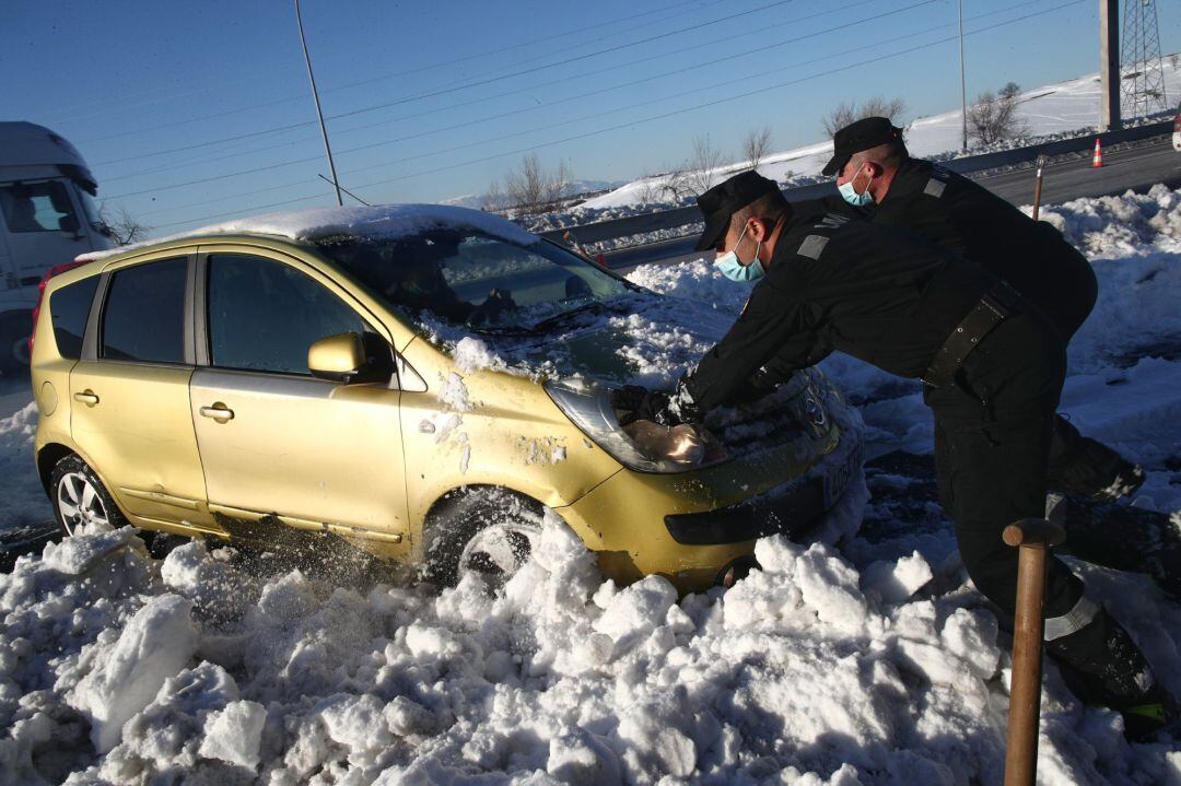 Efectivos de la UME en el Km 58 de la M-40 en las inmediaciones del acceso M607, hasta donde ha llegado para ayudar a liberar de la nieve a varios coches.