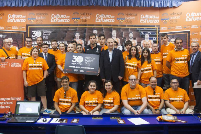 Foto de grupo de los protagonistas de la rueda de prensa, junto con los aficionados que se han acercado a la Sala de Prensa de la Fonteta para conocer de primera mano los detalles de esta nueva campaña de abonos