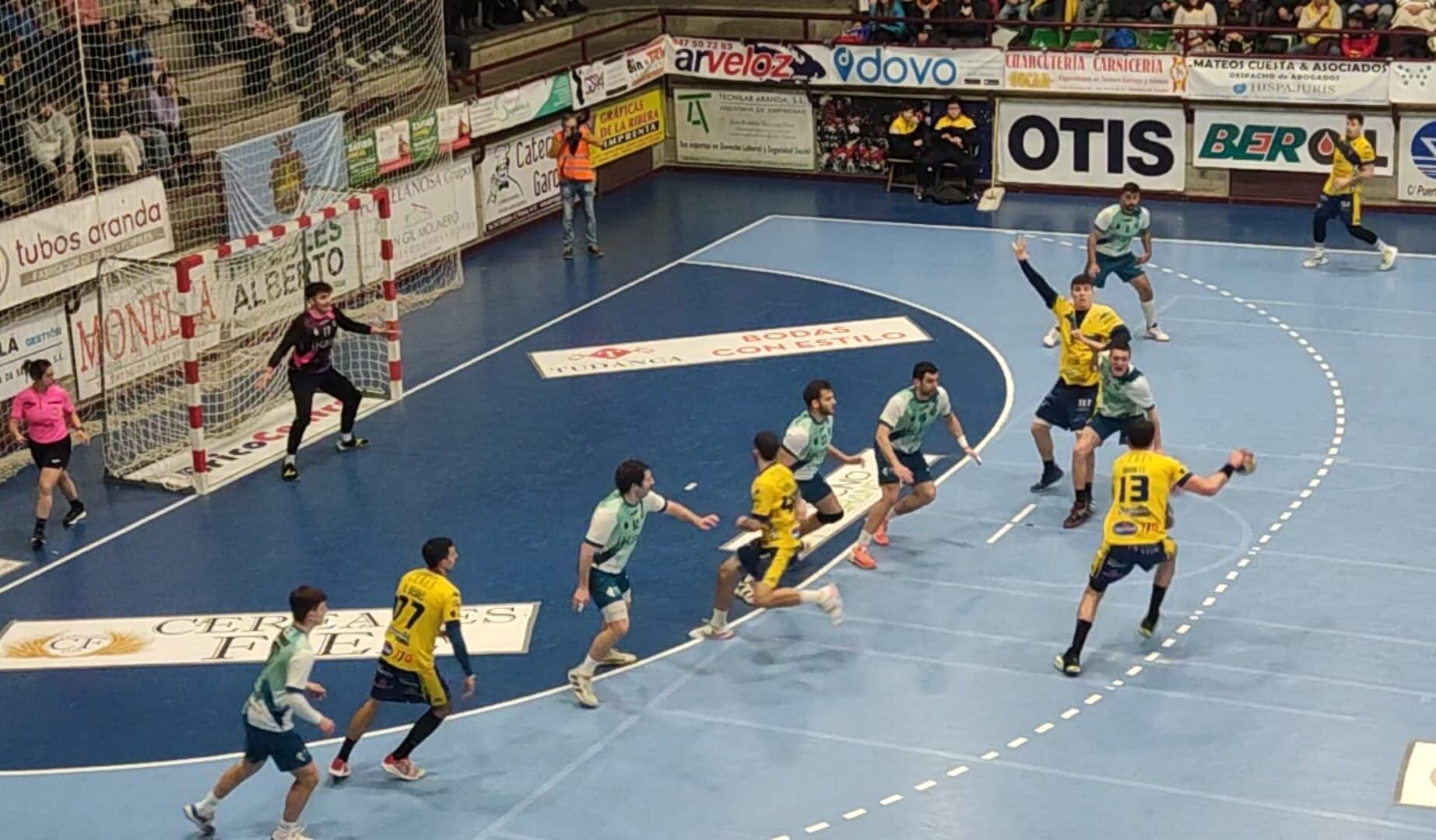 Una acción de ataque del Tubos Aranda ante Ikasa