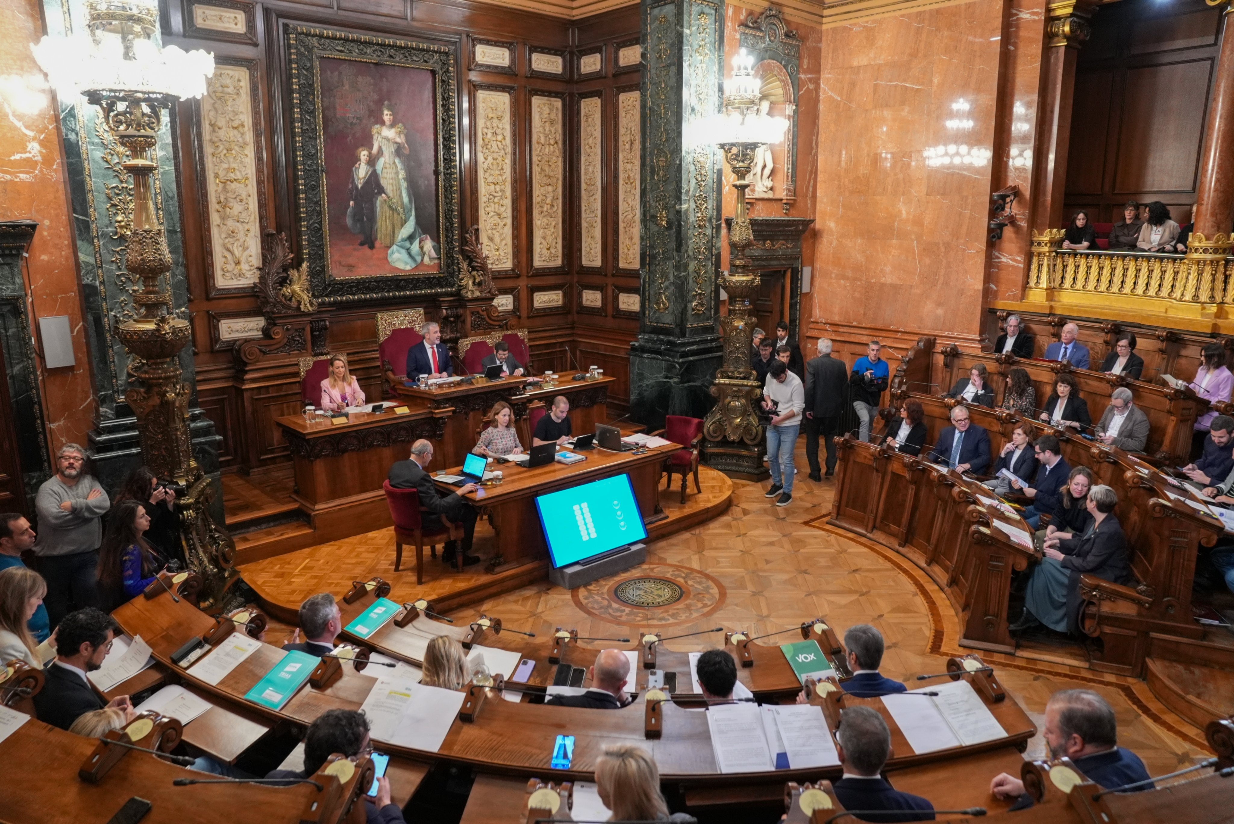 Ple del mes de març a l'Ajuntament de Barcelona.