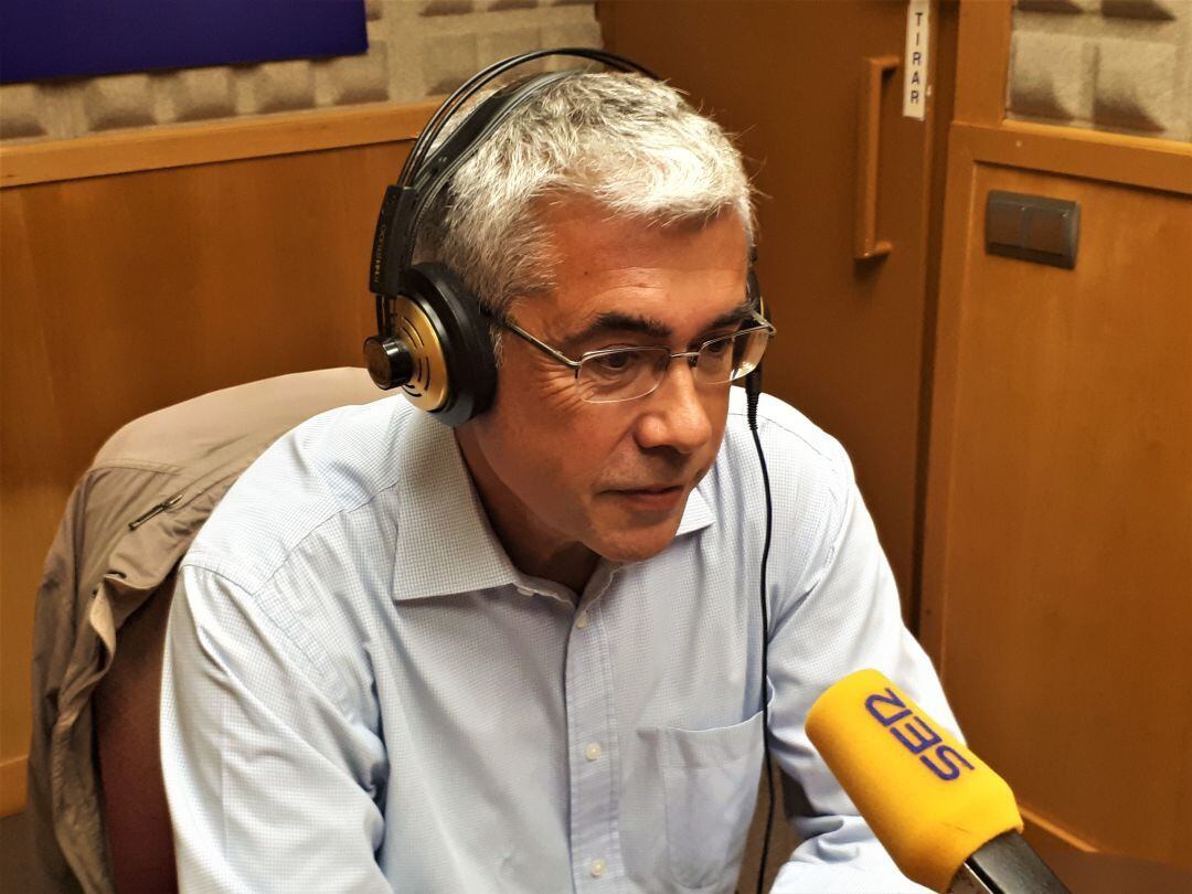 El Comisionado para el Reto Demográfico de Asturias, Jaime Izquierdo, durante una entrevista en los estudios de Radio Asturias