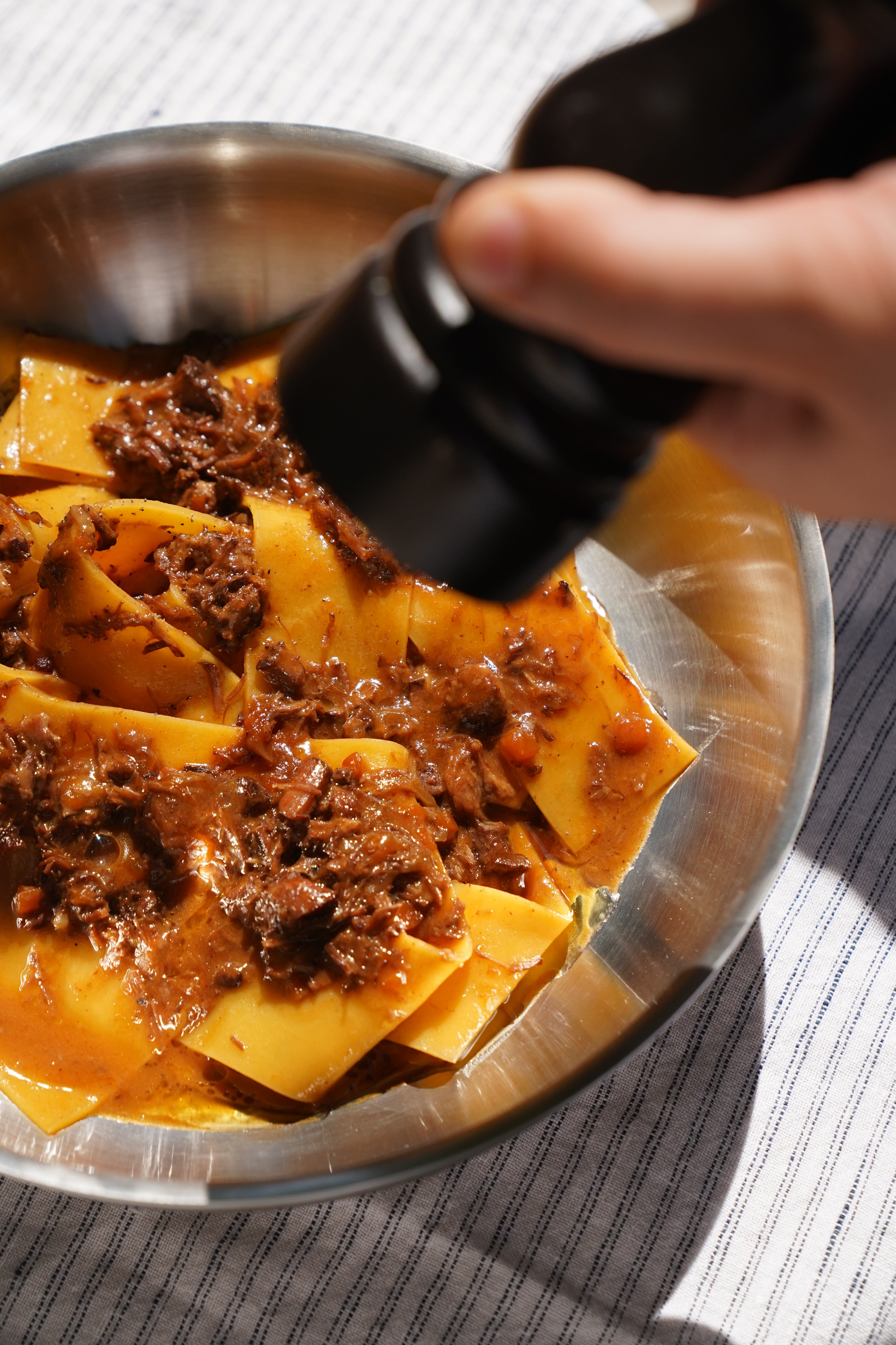 Preparando &#039;papardelle&#039; con ragú de &#039;ossobuco&#039;.