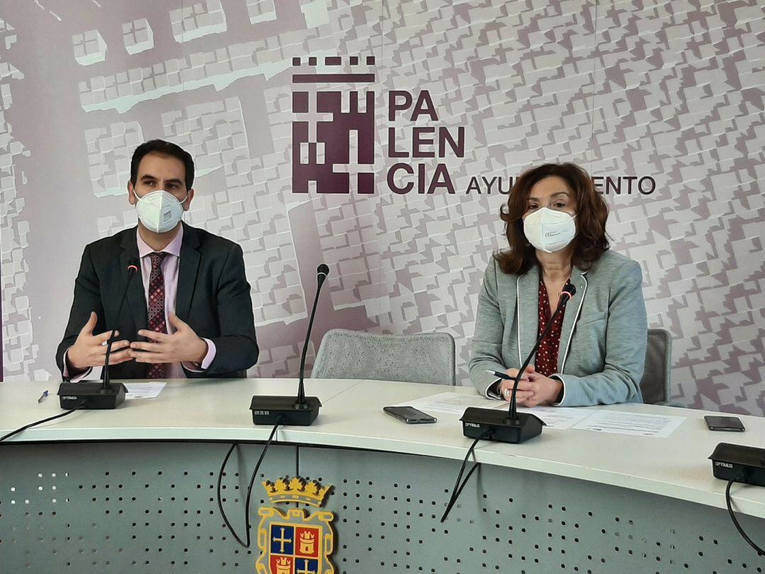 En la imagen el alcalde de Palencia, Mario Simón y la concejal de VOX, Sonia Lalanda, responsable de la Agencia de Desarrollo Local