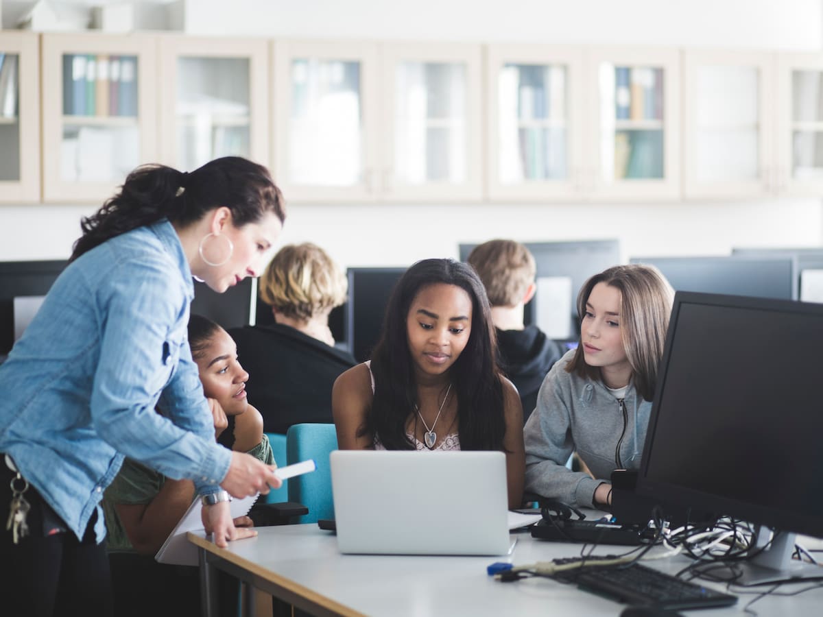 El vértigo de un futuro incierto: Cómo enfrentan universitarios y profesores el desafío de la IA y sus salidas laborales