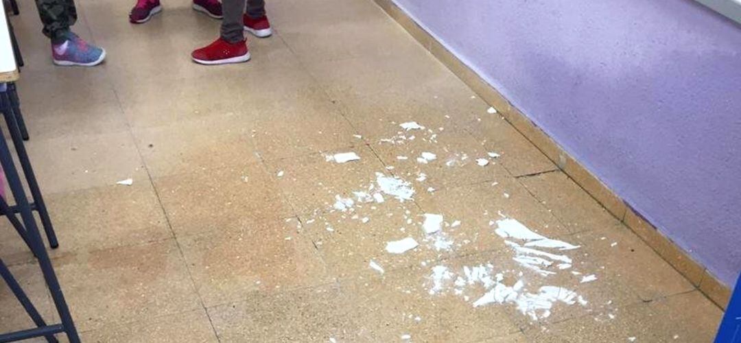 Varias partes del techo ya se han caído en mitad de las aulas del colegio Rosa Luxemburgo
