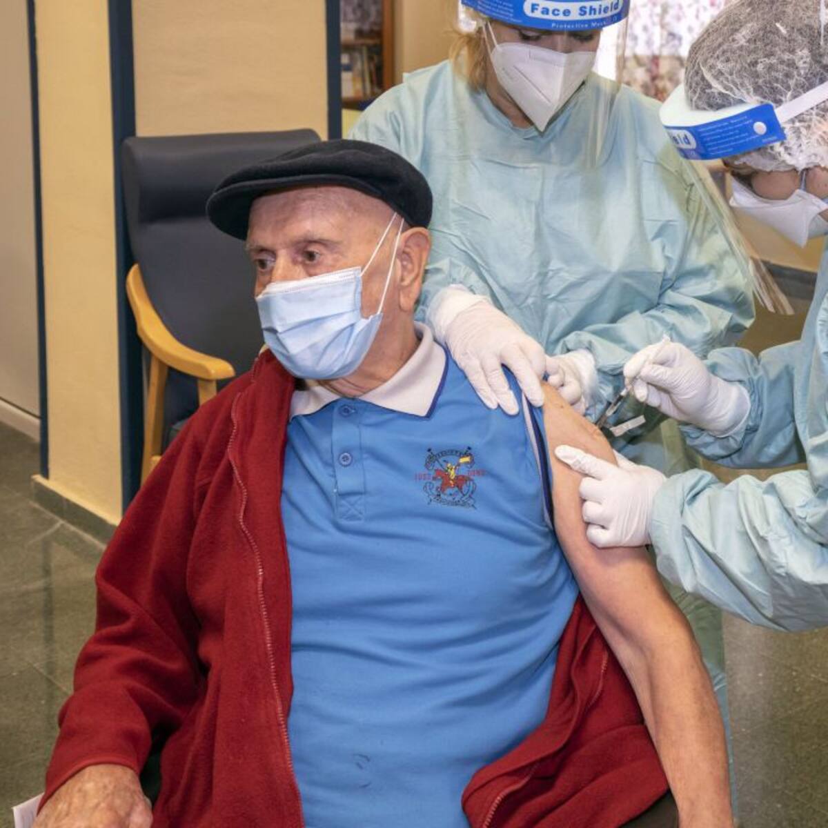 Cantabria comienza este lunes a administrar la dosis de recuerdo en las residencias