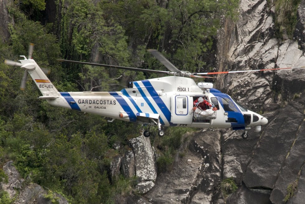 El helicóptero PESCA 1 del servicio de Gardacostas en una operación de rescate